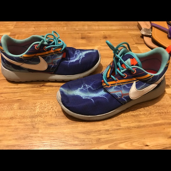 Nike youth tennis shoes - Picture 2 of 3